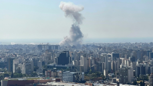 De la fumée s'élève de la banlieue sud de Beyrouth après des frappes israéliennes, le 8 octobre 2024 ( AFP / Mohammad ABOU AL AINAIN )