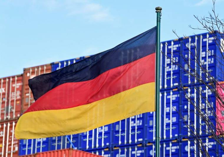 Un drapeau allemand dans le port de Hambourg