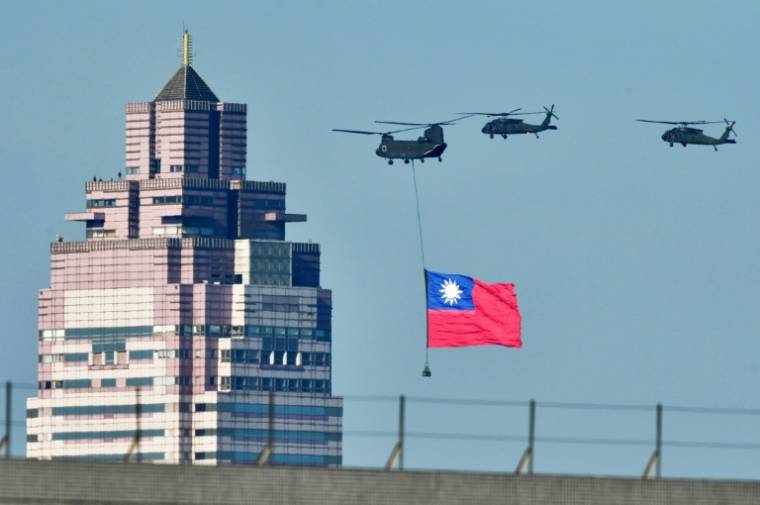 Des hélicoptères manoeuvrent pendant la répétition de la cérémonie d'inauguration du président élu Lai Ching-te prévue le 20 mai 2024, à Taipei le 15 mai 2024 ( AFP / Sam Yeh )