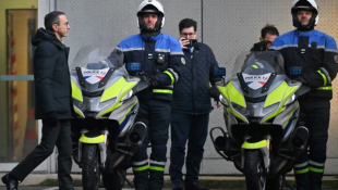 Le ministre de l'Intérieur Bruno Retailleau devant des policiers au Havre le 13 janvier 2025 ( AFP / LOU BENOIST )