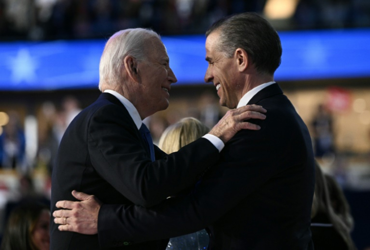 Le président américain Joe Biden et son fils Hunter Biden à Chicago, dans l'Illinois, le 19 août 2024 ( AFP / Brendan SMIALOWSKI )