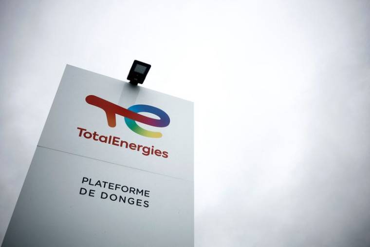 Le logo de TotalEnergies est visible dans la raffinerie du géant pétrolier français TotalEnergies à Donges.