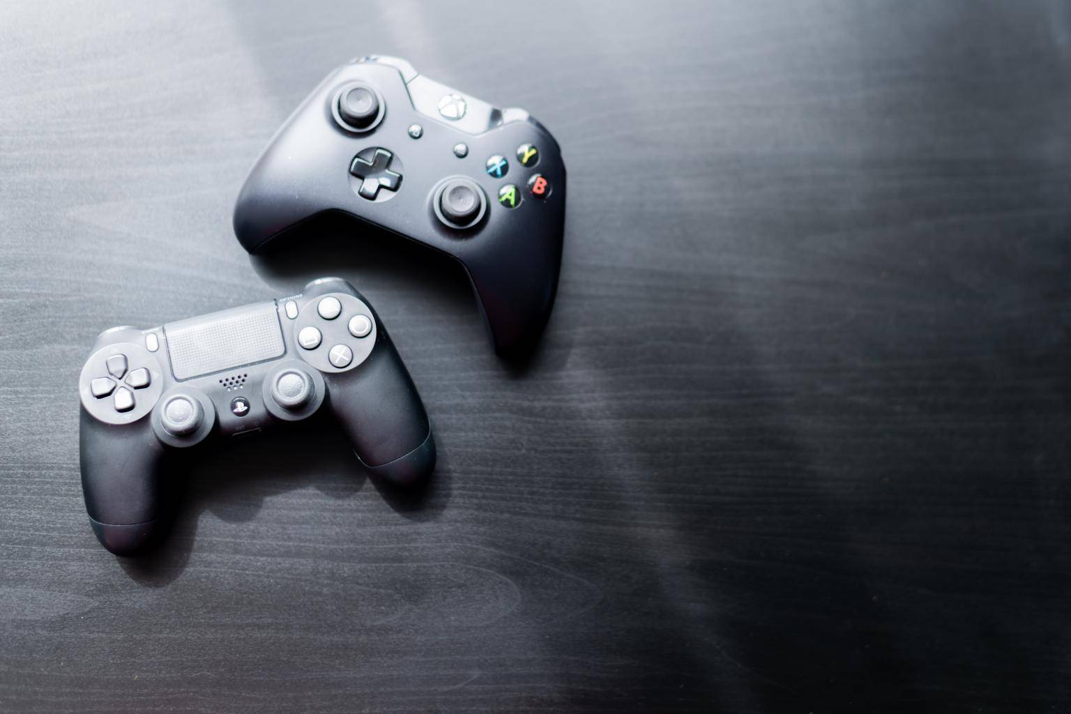 PS5 DualSense vs Manette Xbox Series X : quelle est la meilleure