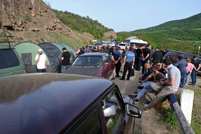 Des manifestants arméniens bloquent une route à l'extérieur de la ville de Tavush, à environ 10 km de la frontière avec l'Azerbaïdjan, le 25 avril 2024 ( AFP / KAREN MINASYAN )