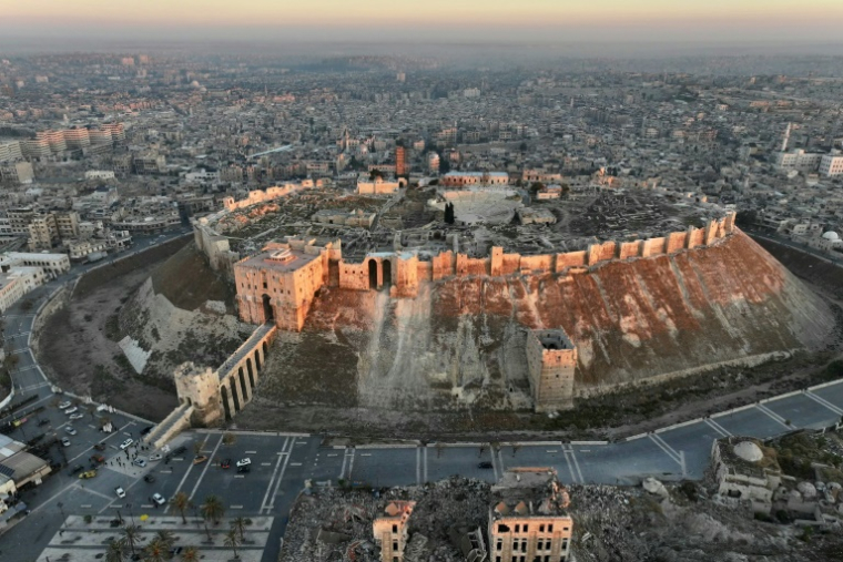 Vue aérienne de la citadelle historique d'Alep, le 30 novembre 2024 ( AFP / Omar HAJ KADOUR )