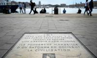 Une plaque commémorant les origines grecques de la ville sur le quai des Belges à Marseille, le 29 avril 2024 dans les Bouches-du-Rhône ( AFP / Christophe SIMON )