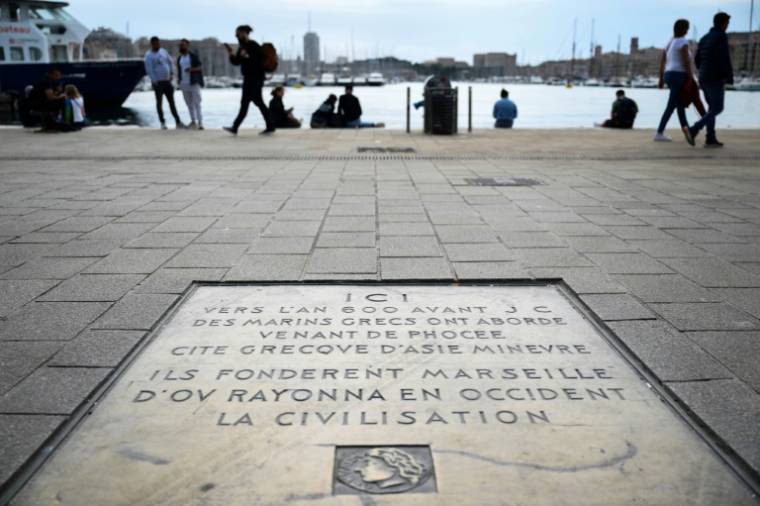 Une plaque commémorant les origines grecques de la ville sur le quai des Belges à Marseille, le 29 avril 2024 dans les Bouches-du-Rhône ( AFP / Christophe SIMON )