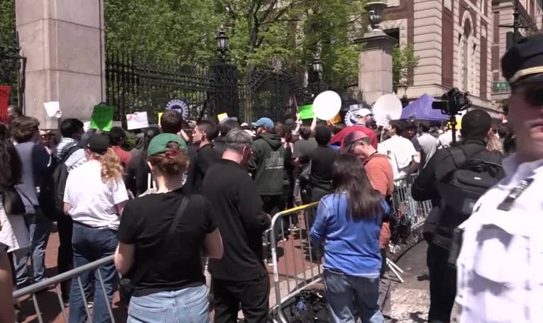 Université Columbia : étudiants et enseignants dénoncent l'action de la police