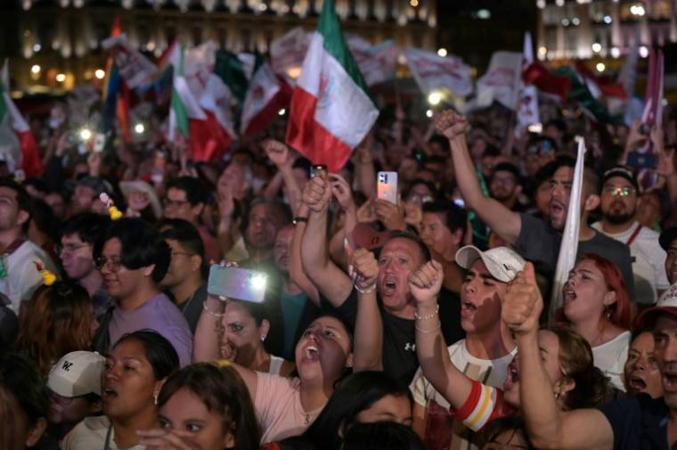 Des partisans de la présidente élue du Mexique Claudia Sheinbaum célèbrent sa victoire, à Mexico le 3 juin 2024 ( AFP / YURI CORTEZ )