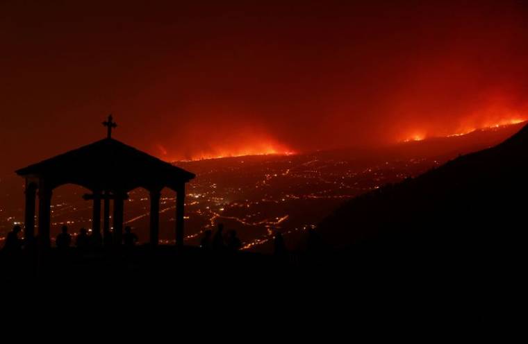 Des dizaines de milliers de personnes évacuées en raison d'un incendie de forêt incontrôlable sur l'île espagnole de Tenerife