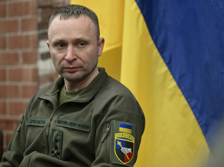 Le commandant des forces terrestres ukrainiennes Mykhailo Drapaty s'adresse aux journalistes dans un lieu tenu secret de la région de Donetsk, le 6 janvier 2025 ( AFP / Genya SAVILOV )