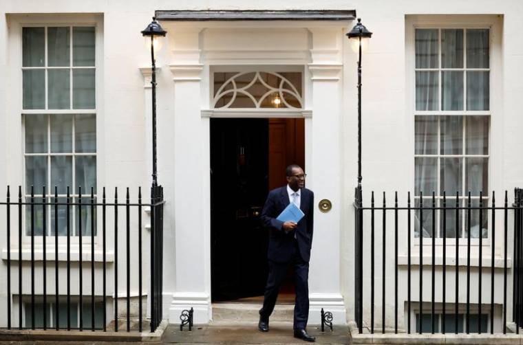Le chancelier de l'Échiquier britannique, Kwasi Kwarteng, devant Downing Street à Londres