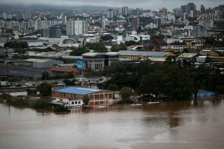 Vue aérienne des inondations à Porto Alegre, dans l'Etat du Rio Grande do Sul, le 3 mai 2024 au Brésil ( AFP / Anselmo Cunha )
