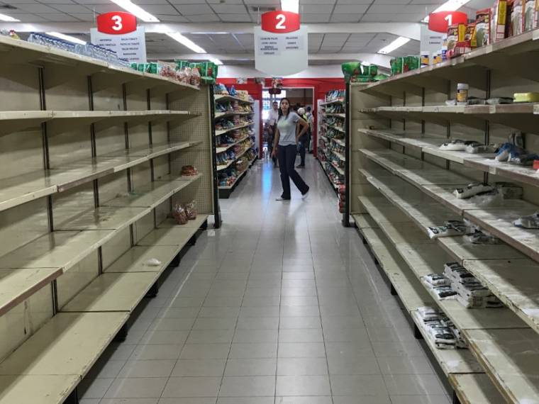 VENEZUELA: FOULE DEVANT LES SUPERMARCHÉS APRÈS LA BAISSE DES PRIX