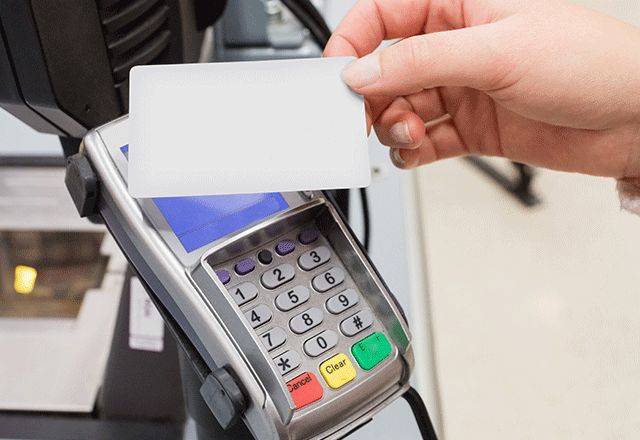 Les consommateurs pourraient bientôt pouvoir régler des montants d’achat plus importants avec leur carte bancaire sans contact (Crédits photo : Adobe Stock -  )