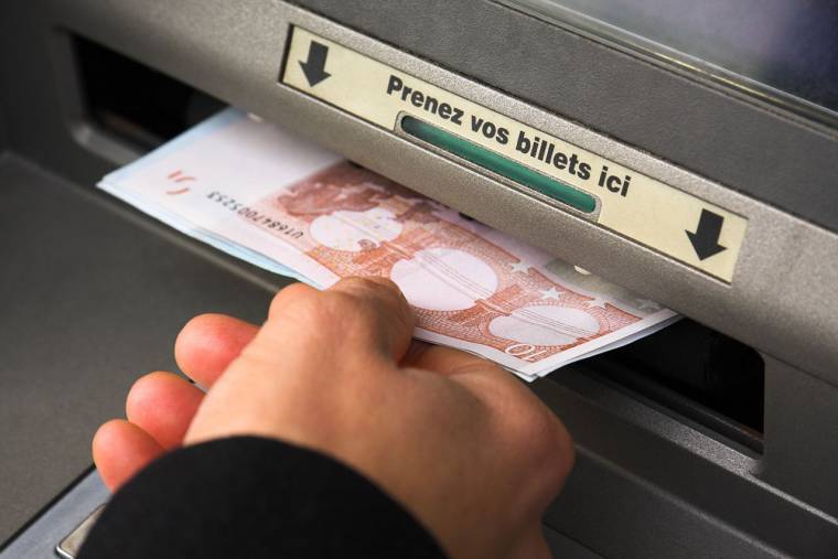 D'après un rapport publié en fin de semaine dernière par Bercy et la Banque de France, les distributeurs automatiques de billets se font de plus en plus rares (Crédits photo : Adobe Stock -  )