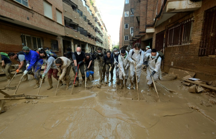 Les habitants évacuent la boue des rues de Massanassa, dans la région de Valence (Espagne), le 8 novembre 2024 ( AFP / JOSE JORDAN   )