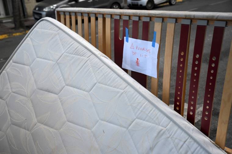 Un matelas abandonné sur un trottoir à Marseille le 3 octobre.  ( AFP / NICOLAS TUCAT )