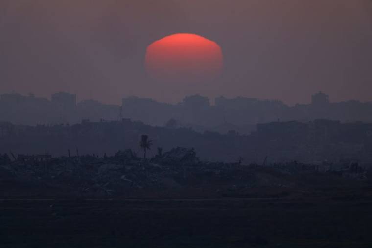 Le soleil se couche sur Gaza, vu du sud d'Israël