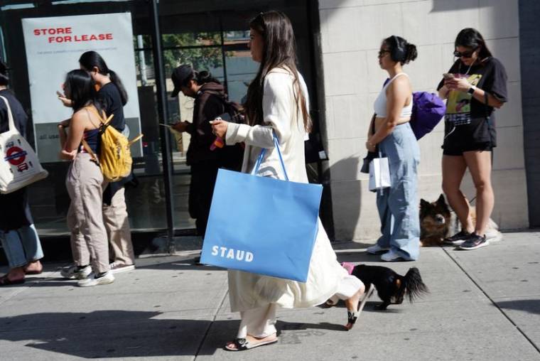 Des acheteurs devant une boutique pop-up dans le quartier de SoHo à New York