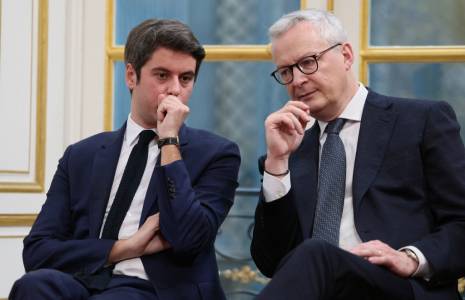 Le Premier ministre français Gabriel Attal (à gauche) discute avec le ministre français de l'Économie Bruno Le Maire lors d'une conférence de presse à l'hôtel Matignon, à Paris, le 21 février 2024. ( POOL / ALAIN JOCARD )