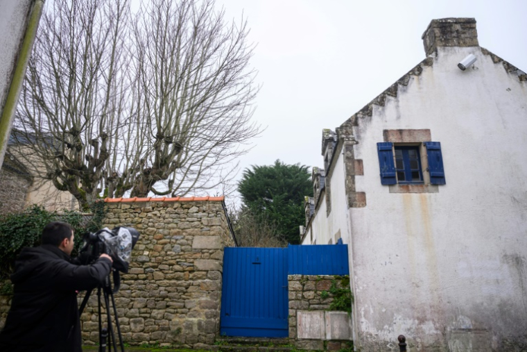 Des journalistes filment la maison familiale des Le Pen à la Trinité-sur-mer, en Bretagne, le jour du décès de Jean-Marie Le Pen, le 7 janvier 2025 ( AFP / Loic VENANCE )