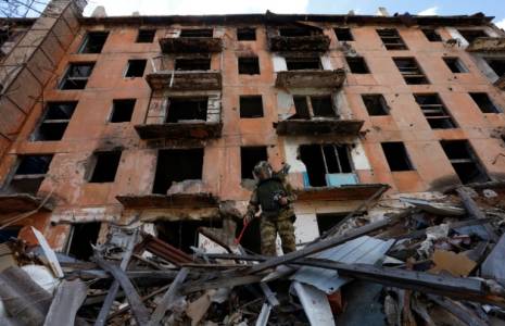 Un sapeur russe inspecte les décombres d'un bâtiment en ruine à Marioupol, le 19 avril 2024 en Ukraine sous contrôle russe ( AFP / - )