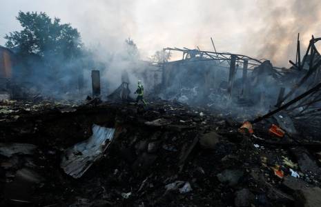 Photo des dégâts après une série d'attaques aériennes russes à Kyiv