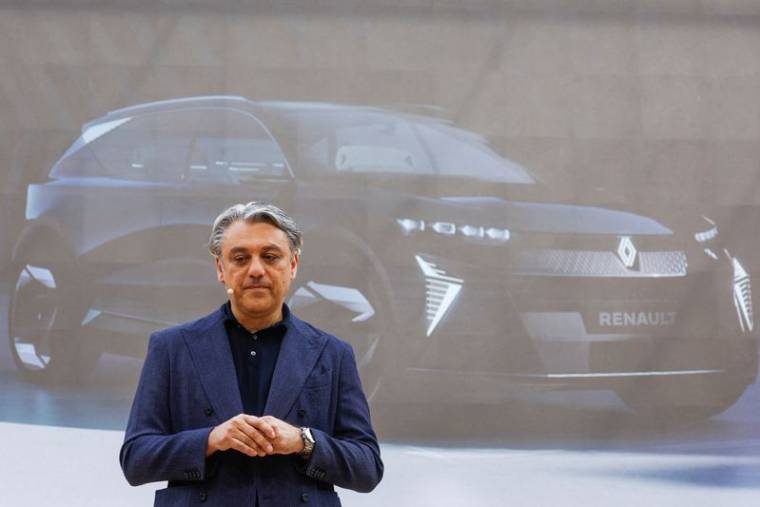 Le directeur général de Renault, Luca de Meo, prend la parole lors de la présentation du Scenic Vision