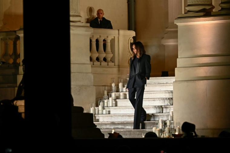 La styliste britannique Victoria Beckham salue le public à l'issue de son défilé pour la pour la collection de prêt-à-porter féminin printemps-été 2025 dans le cadre de la semaine de la mode de Paris, à Paris le 27 septembre 2024 ( AFP / JULIEN DE ROSA )