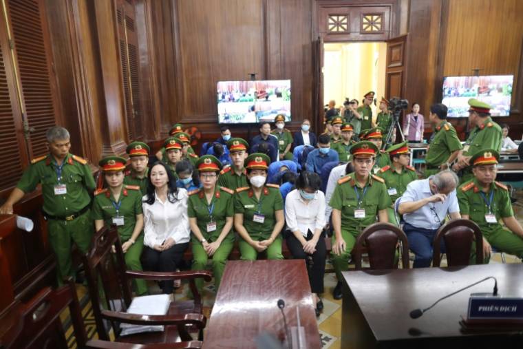 VLa milliardaire vietnamienne de l'immobilier, Truong My Lan (3e g), lors de son procès au tribunal d'Ho Chi Minh-Ville, le 11 avril 2024 ( AFP / STR )