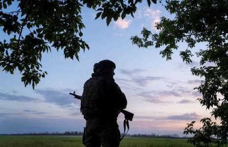 Un soldat ukrainien surveille une zone près de la ville de Vovchansk