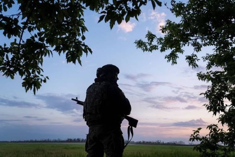 Un soldat ukrainien surveille une zone près de la ville de Vovchansk