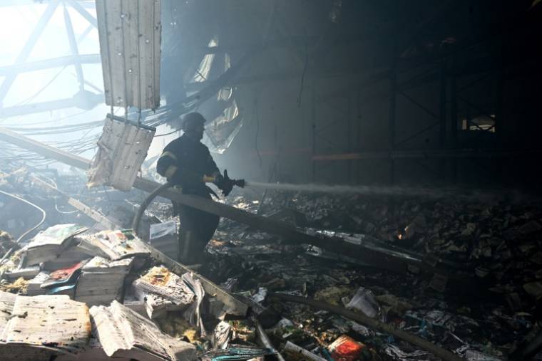 Un pompier ukrainien intervient après une attaque de missile à Kharkiv, en Ukraine, le 23 mai 2024 ( AFP / SERGEY BOBOK )