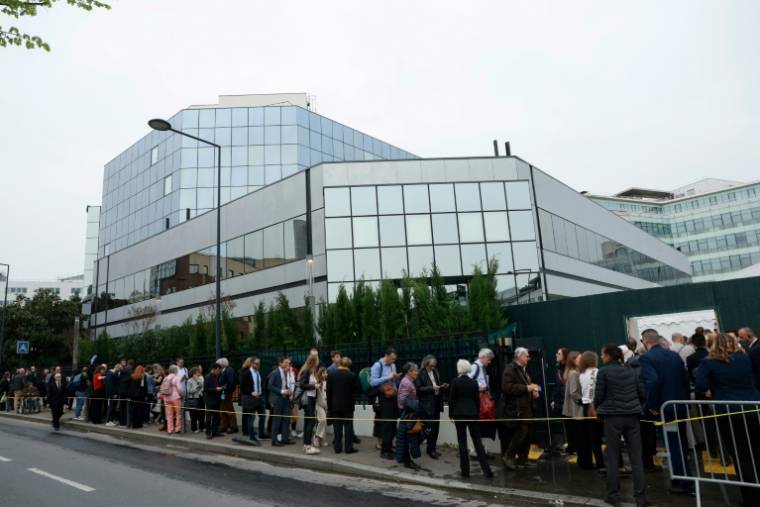 Des invités patientent pour pouvoir  assister à l'inauguration du nouveau centre de formation de l'Eglise de scientologie le 6 avril 2024 à Saint-Denis, près de Paris ( AFP / Emmanuel Dunand )