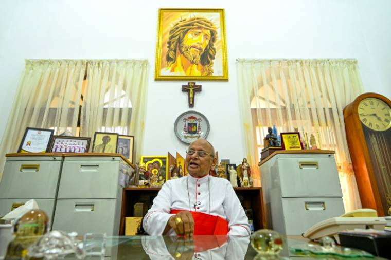 Le cardinal Malcolm Ranjith, chef de l'Église catholique du Sri Lanka, lors d'une interview avec l'AFP, le 17 avril 2024 à Colombo ( AFP / Ishara S. KODIKARA )