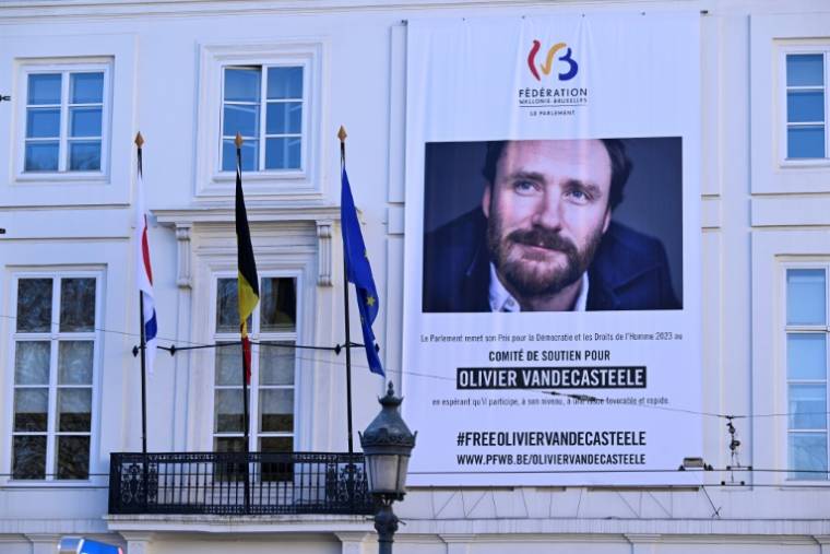 Bannière à l'effigie du travailleur humanitaire belge  Olivier Vandecasteele détenu en Iran, le 8 février 2023 sur la façade du parlement à Bruxelles ( BELGA / LAURIE DIEFFEMBACQ )