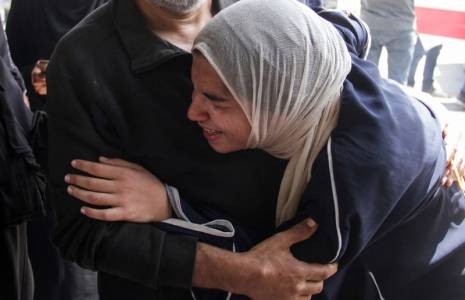Une femme réagit à la suite d'une frappe israélienne dans la ville de Gaza