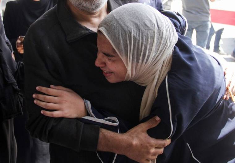 Une femme réagit à la suite d'une frappe israélienne dans la ville de Gaza