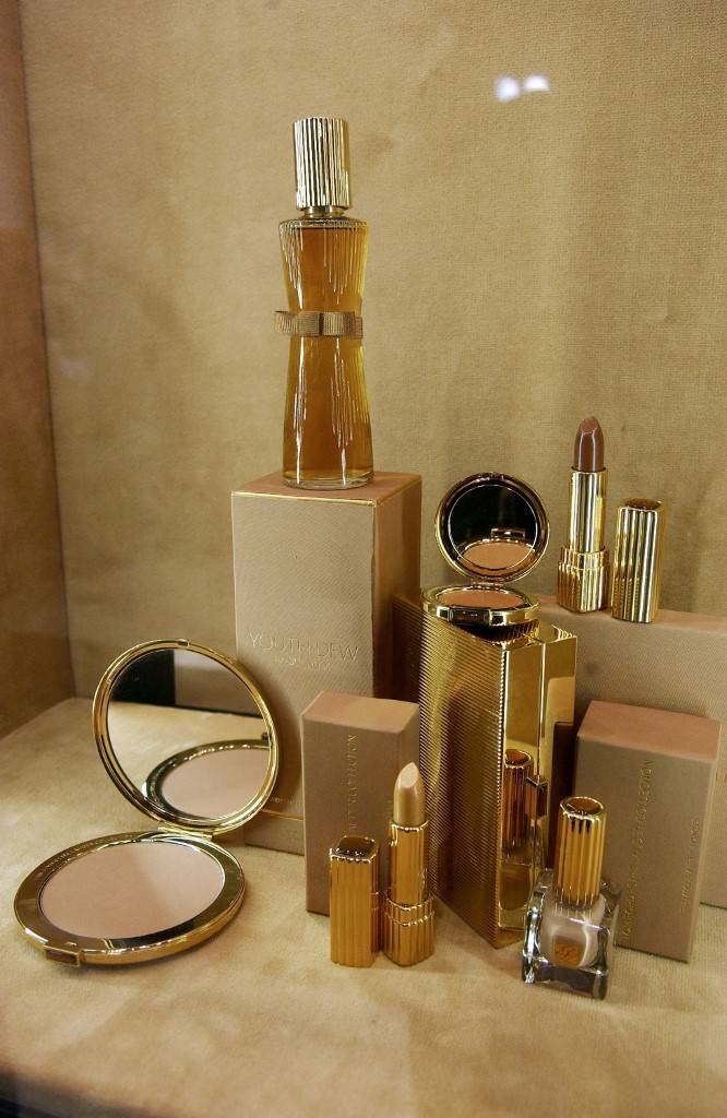 Des produits Tom Ford pour Estée Lauder présentés à la soirée de lancement de la gamme, chez Saks Fifth Avenue à New York, le 3 novembre 2005.  ( Getty Images North America / BRYAN BEDDER )