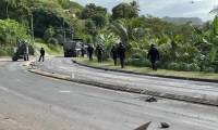 Nouvelle-Calédonie : gendarmes et volontaires déblaient une route