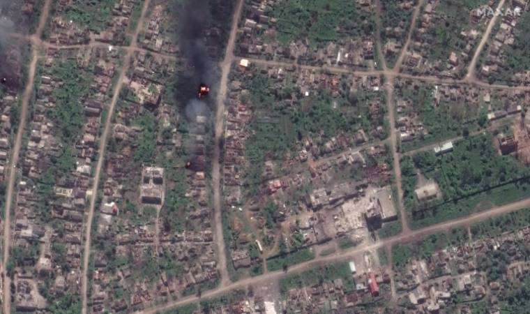 Image satellite diffusée le 17 mai 2023 par Maxar Technologies montrant des bâtiments en feu à Bakhmout, dans l'est de l'Ukraine  ( Satellite image ©2023 Maxar Technologies / Handout )