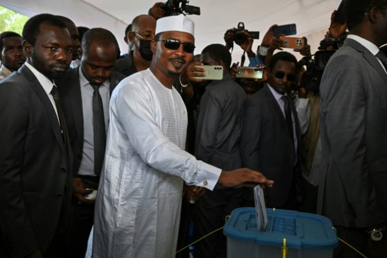 Le président de transition du Tchad, et candidat à l'élection présidentielle, Mahamat Idriss Deby Itno, vote pour cette élection, à N'Djamena, le 6 mai 2024 ( AFP / Issouf SANOGO )