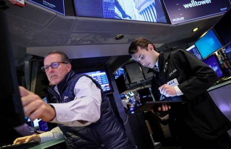 Des traders travaillent à la bourse de New York