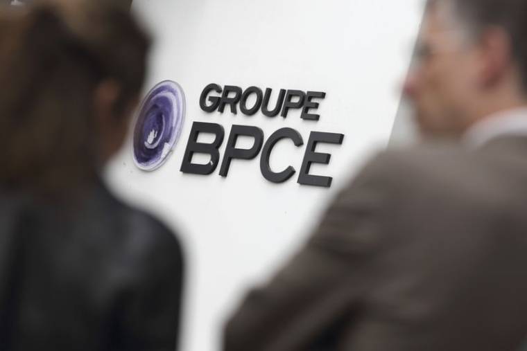 Logo de BPCE au siège de la banque à Paris