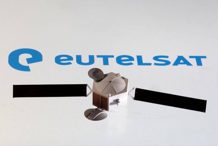 Photo d'illustration d'archives d'une maquette de satellite posée sur le logo d'Eutelsat