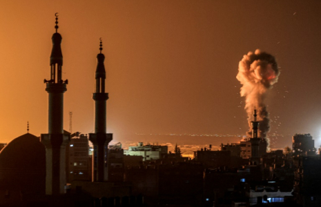 Un panache de fumée s'élève   lors d'un bombardement israélien sur la ville de Rafah, dans le sud de la bande de Gaza, le 6 février 2024  ( AFP / Mahmud Hams )