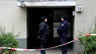 Des policiers devant un immeuble où une membre présumée de l'ex-organisation d'extrême gauche Fraction Armée rouge (RAF), recherchée depuis plus de 30 ans, a été arrêtée, le 27 février 2024 à Berlin ( AFP / John MACDOUGALL )