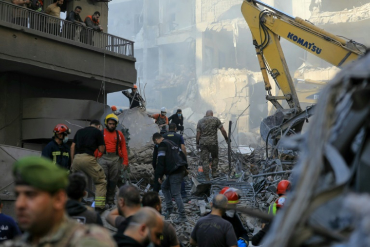 Des sauveteurs dans les décombres de bâtiments détruits par une frappe israélienne dans le quartier de Basta à Beyrouth, le 23 novembre 2024 au Liban ( AFP / - )