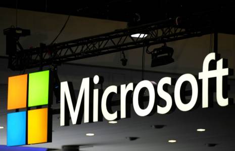 Le logo de la multinationale américaine Microsoft est visible au Mobile World Congress (MWC), le plus grand rassemblement annuel de l'industrie des télécommunications, à Barcelone, le 2 mars 2023. ( AFP / Josep LAGO )